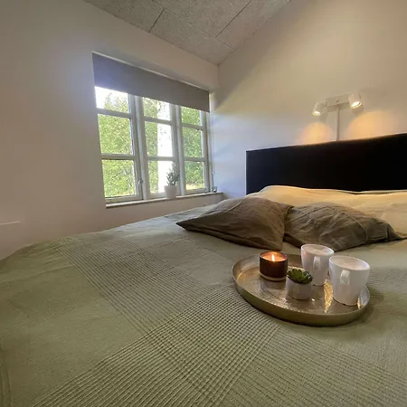 Naturperle Midt I Skoven, Ved So Og Eng *