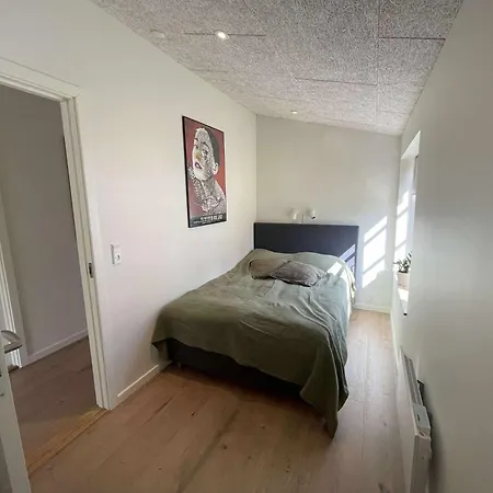 Naturperle Midt I Skoven, Ved So Og Eng