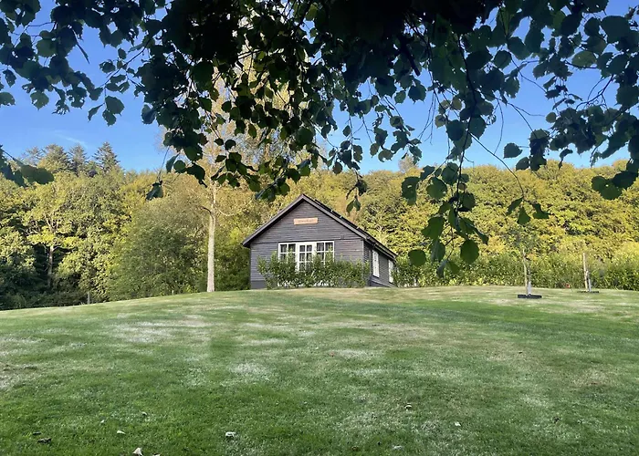 Naturperle Midt I Skoven, Ved So Og Eng *