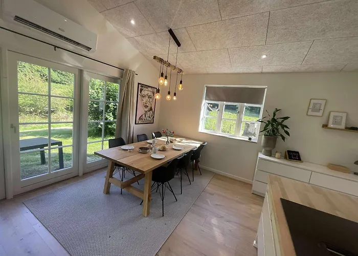 Naturperle Midt I Skoven, Ved So Og Eng Vejle