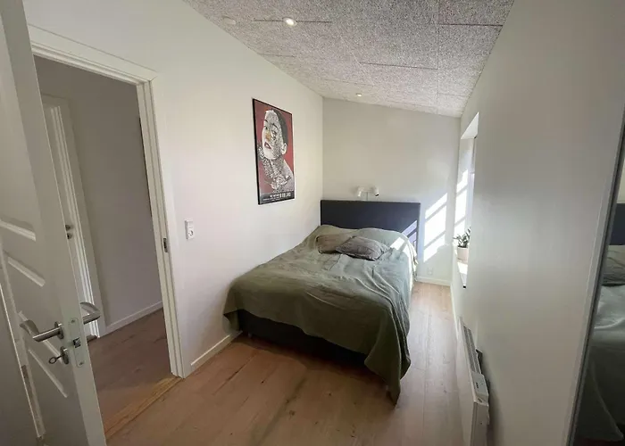 Naturperle Midt I Skoven, Ved So Og Eng