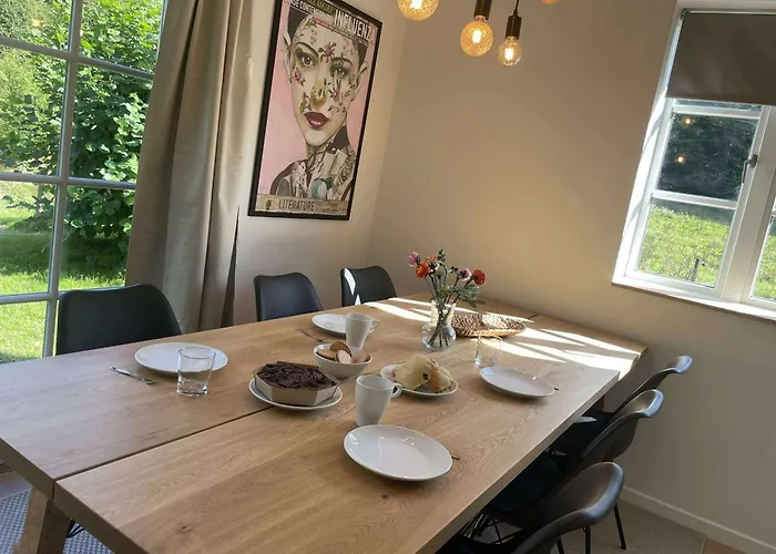 Naturperle Midt I Skoven, Ved So Og Eng Vejle